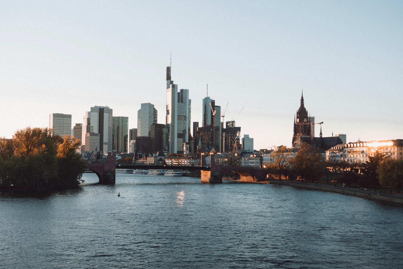 Frankfurt skyline over the Main river � Chabka free server location